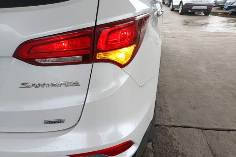 Used Hyundai Santa Fe 2017 2.0T Automatic All-Wheel Drive Smart 7-Seater Exterior 3