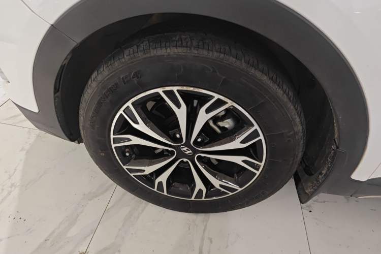 Used Hyundai Santa Fe 2017 2.0T Automatic Two-Wheel Drive Smart Version 7 Seats Exterior 3