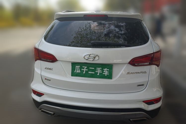 Used Hyundai Santa Fe 2017 2.0T Automatic All-Wheel Drive Smart 7-Seater Exterior 4