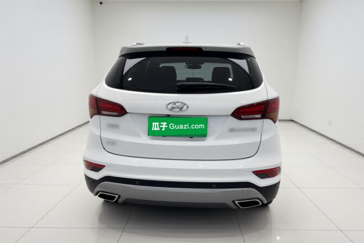 Used Hyundai Santa Fe 2017 2.0T Automatic Two-Wheel Drive Smart Version 7 Seats Exterior 4