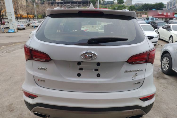 Used Hyundai Santa Fe 2017 2.0T Automatic All-Wheel Drive Smart 7-Seater Exterior 4