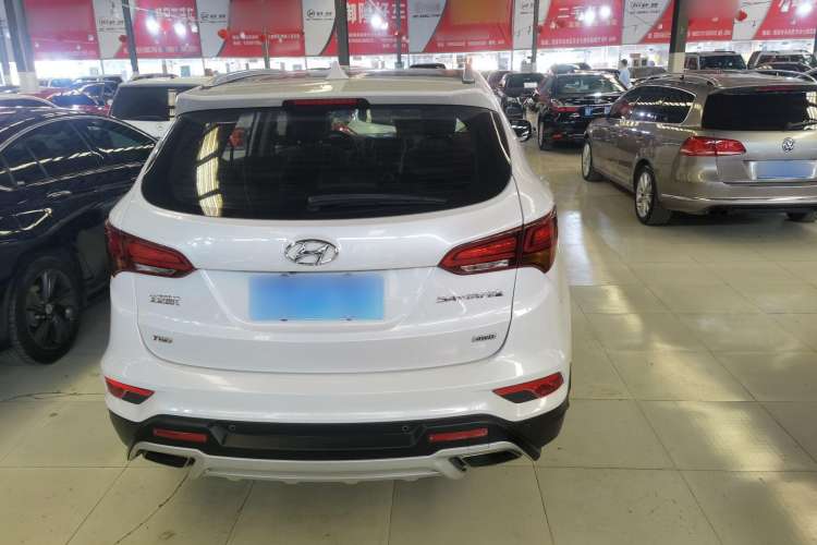 Used Hyundai Santa Fe 2017 2.0T Automatic All-Wheel Drive Smart 7-Seater Exterior 4
