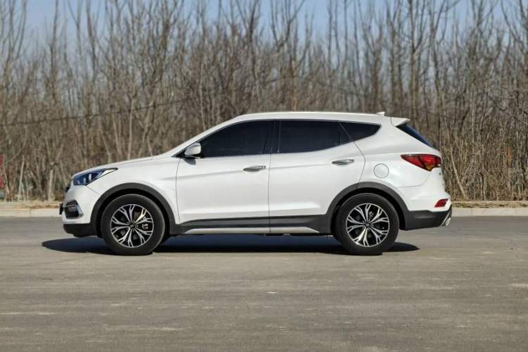Used Hyundai Santa Fe 2017 2.0T Automatic Two-Wheel Drive Smart Version 7 Seats Exterior 4