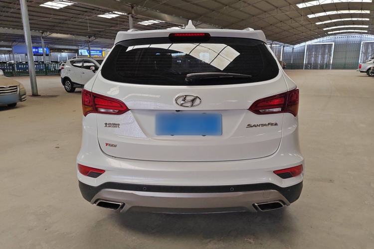 Used Hyundai Santa Fe 2017 2.0T Automatic Two-Wheel Drive Smart Version 7 Seats Exterior 4