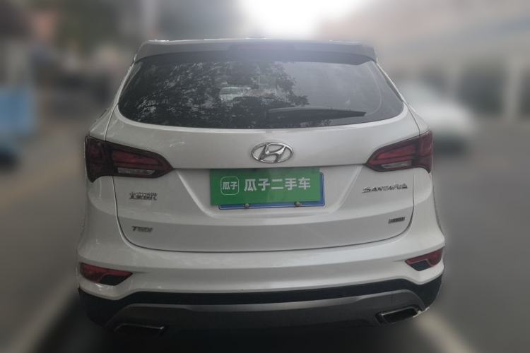 Used Hyundai Santa Fe 2017 2.0T Automatic All-Wheel Drive Smart 7-Seater Exterior 4