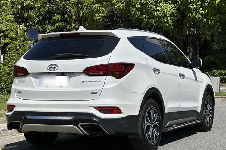 Used Hyundai Santa Fe 2017 2.0T Automatic All-Wheel Drive Smart 7-Seater Exterior 4