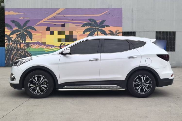 Used Hyundai Santa Fe 2017 2.0T Automatic Two-Wheel Drive Smart Version 7 Seats Exterior 4