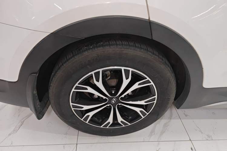 Used Hyundai Santa Fe 2017 2.0T Automatic Two-Wheel Drive Smart Version 7 Seats Exterior 4