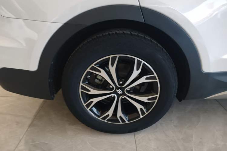 Used Hyundai Santa Fe 2017 2.0T Automatic All-Wheel Drive Smart 7-Seater Exterior 5