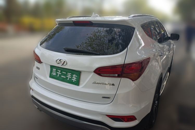 Used Hyundai Santa Fe 2017 2.0T Automatic All-Wheel Drive Smart 7-Seater Exterior 5