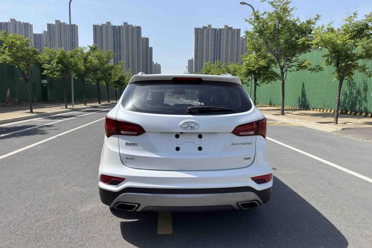 Used Hyundai Santa Fe 2017 2.0T Automatic All-Wheel Drive Smart 7-Seater Exterior 5