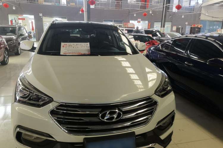 Used Hyundai Santa Fe 2017 2.0T Automatic All-Wheel Drive Smart 7-Seater Exterior 5