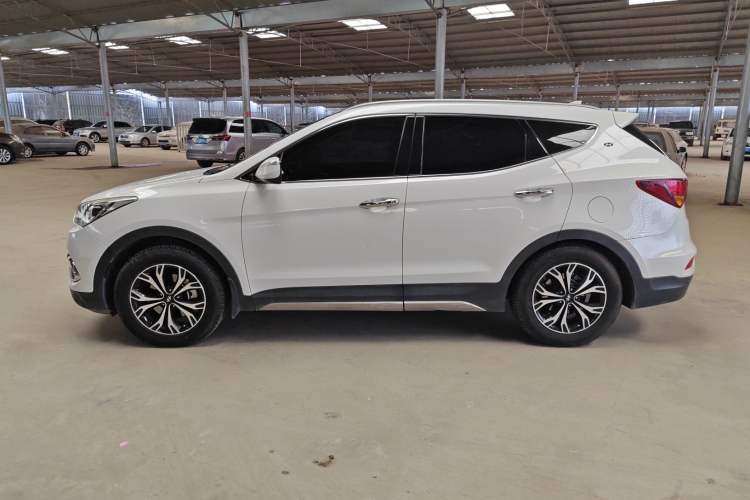 Used Hyundai Santa Fe 2017 2.0T Automatic Two-Wheel Drive Smart Version 7 Seats Exterior 5
