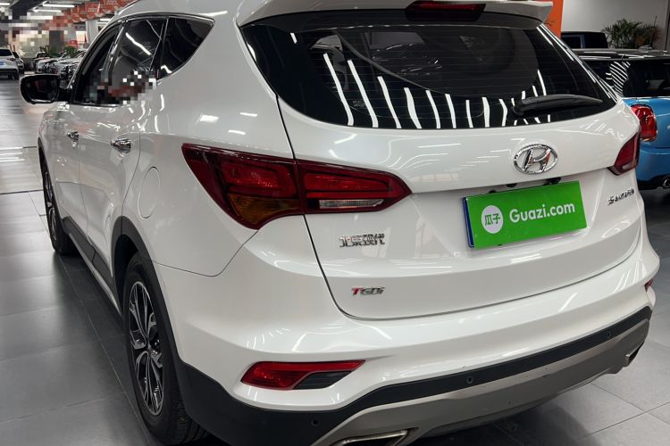 Used Hyundai Santa Fe 2017 2.0T Automatic Two-Wheel Drive Smart Version 7 Seats Exterior 5