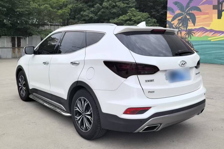 Used Hyundai Santa Fe 2017 2.0T Automatic Two-Wheel Drive Smart Version 7 Seats Exterior 5