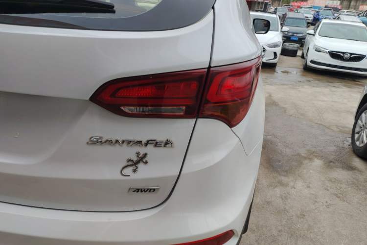 Used Hyundai Santa Fe 2017 2.0T Automatic All-Wheel Drive Smart 7-Seater Exterior 6