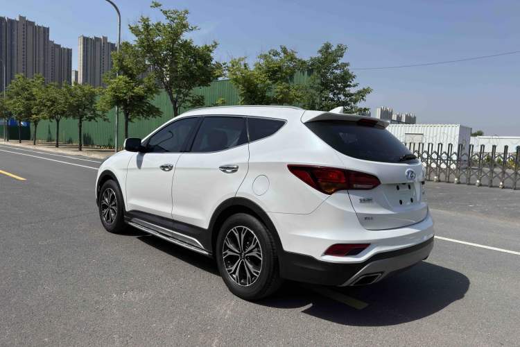 Used Hyundai Santa Fe 2017 2.0T Automatic All-Wheel Drive Smart 7-Seater Exterior 6