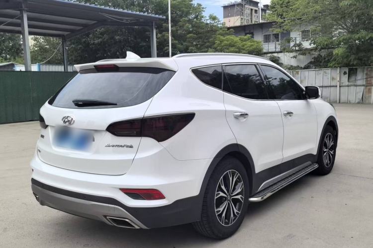 Used Hyundai Santa Fe 2017 2.0T Automatic Two-Wheel Drive Smart Version 7 Seats Exterior 6