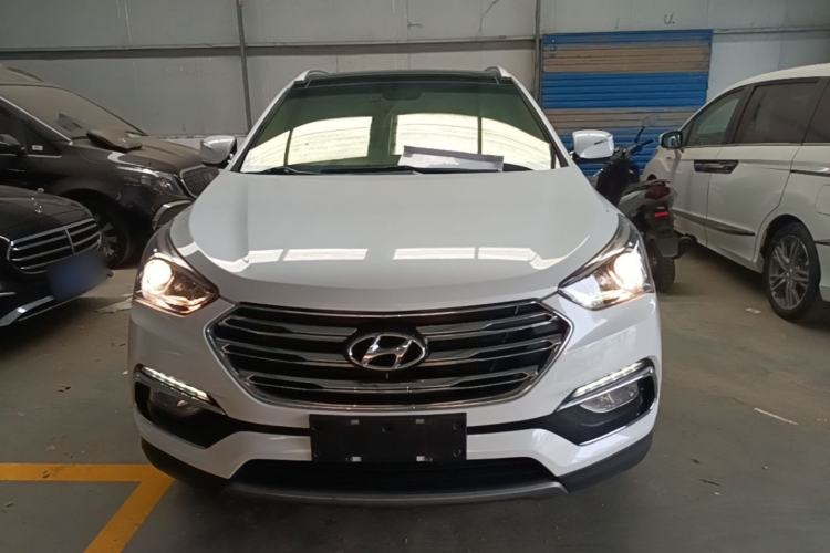Used Hyundai Santa Fe 2017 2.0T Automatic All-Wheel Drive Smart 7-Seater Front