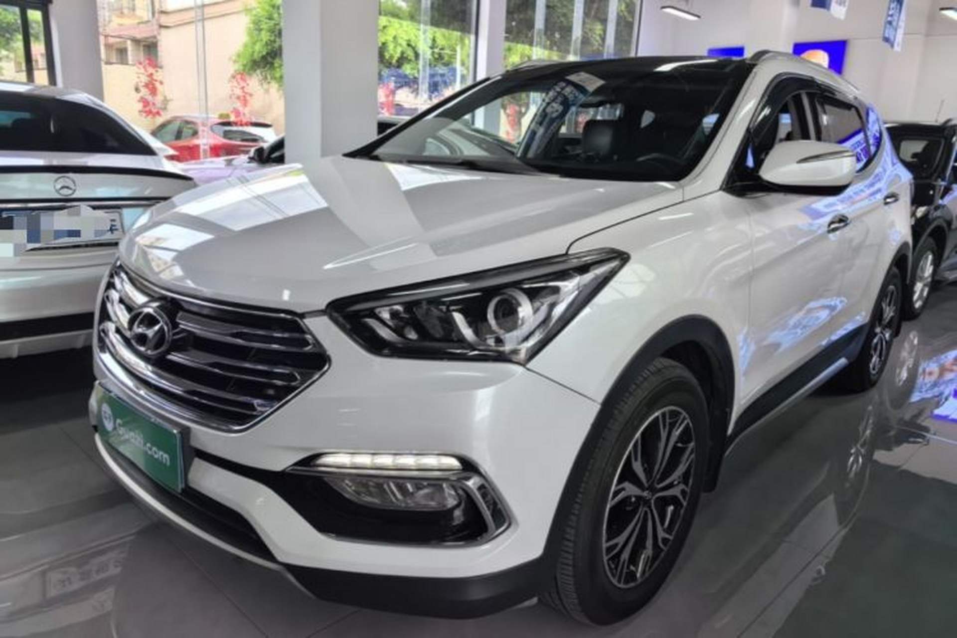 Used Hyundai Santa Fe 2017 2.0T Automatic Two-Wheel Drive Smart Version 7 Seats Front Left 45 Deg