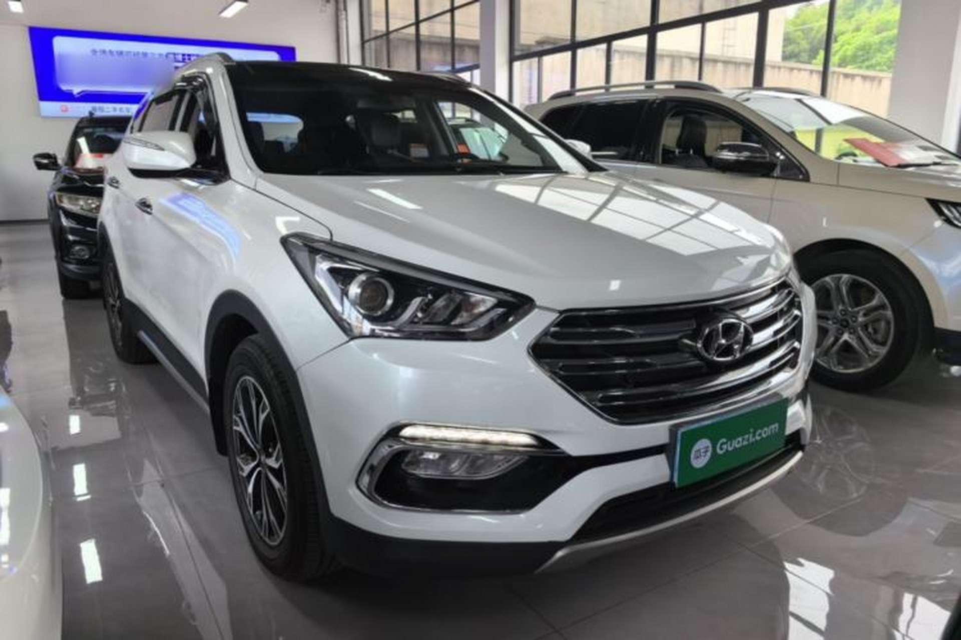 Used Hyundai Santa Fe 2017 2.0T Automatic Two-Wheel Drive Smart Version 7 Seats Front Right 45 Deg