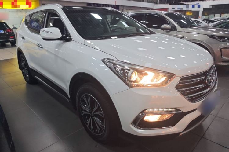Used Hyundai Santa Fe 2017 2.0T Automatic Two-Wheel Drive Smart Version 7 Seats Front Right 45 Deg