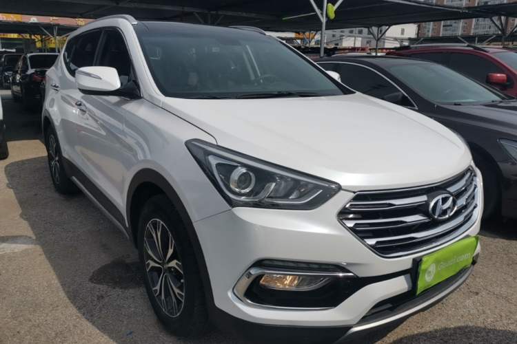 Used Hyundai Santa Fe 2017 2.4L Automatic Two-Wheel Drive Smart Version 5 Seats Front Right 45 Deg