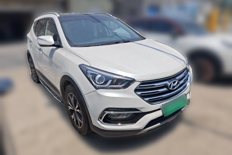 Used Hyundai Santa Fe 2017 2.0T Automatic Two-Wheel Drive Smart Version 7 Seats Front Right 45 Deg