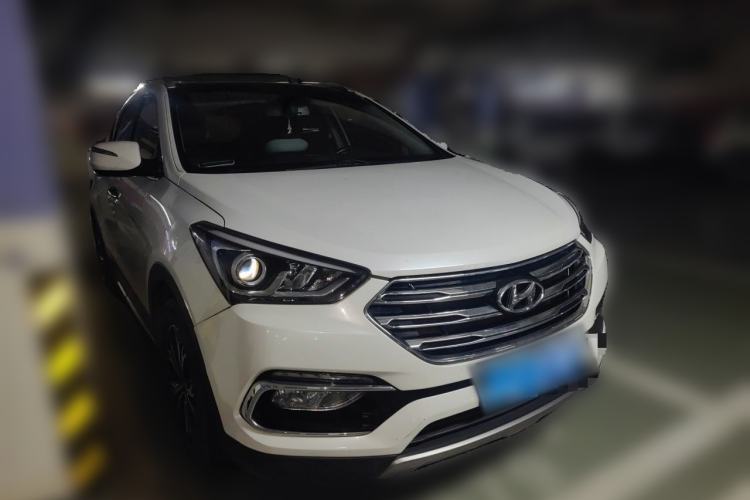Used Hyundai Santa Fe 2017 2.4L Automatic Two-Wheel Drive Smart Version 5 Seats Front Right 45 Deg