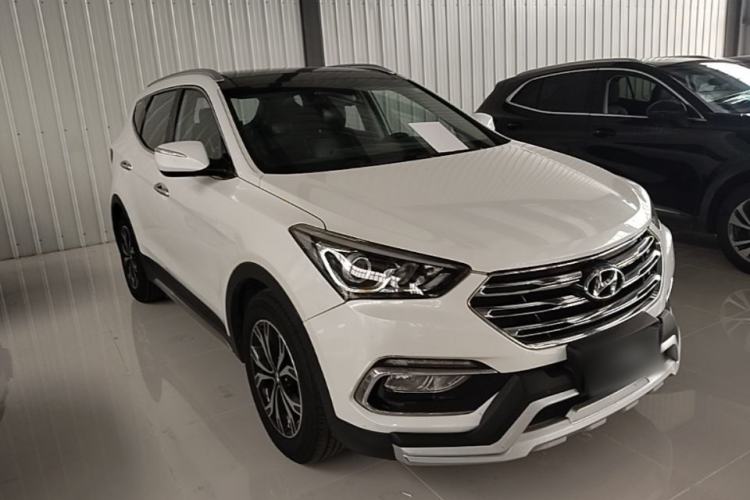 Used Hyundai Santa Fe 2017 2.0T Automatic All-Wheel Drive Smart 7-Seater Front Right 45 Deg