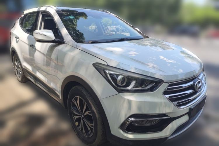 Used Hyundai Santa Fe 2017 2.0T Automatic Two-Wheel Drive Smart Version 7 Seats Front Right 45 Deg