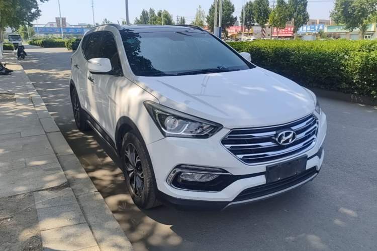 Used Hyundai Santa Fe 2017 2.4L Automatic Two-Wheel Drive Smart Version 5 Seats Front Right 45 Deg