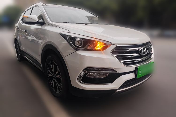 Used Hyundai Santa Fe 2017 2.0T Automatic Two-Wheel Drive Smart Version 7 Seats Front Right 45 Deg