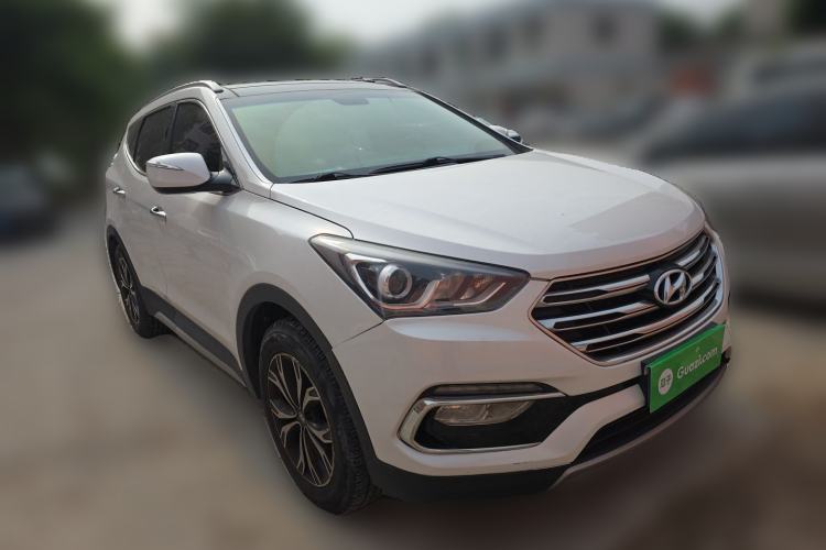 Used Hyundai Santa Fe 2017 2.0T Automatic Two-Wheel Drive Smart Version 7 Seats Front Right 45 Deg