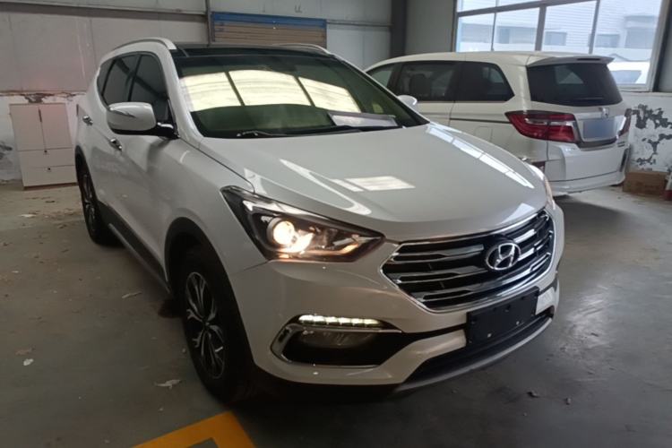 Used Hyundai Santa Fe 2017 2.0T Automatic All-Wheel Drive Smart 7-Seater Front Right 45 Deg