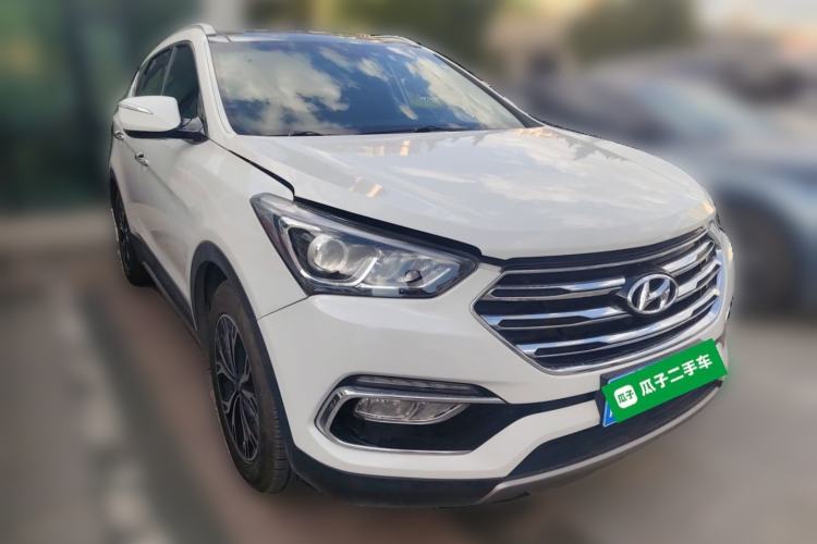 Used Hyundai Santa Fe 2017 2.0T Automatic Two-Wheel Drive Smart Version 7 Seats Front Right 45 Deg