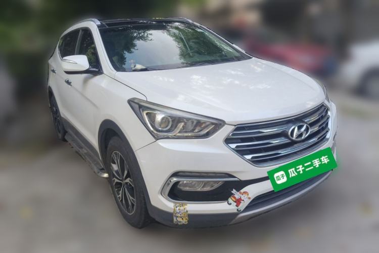 Used Hyundai Santa Fe 2017 2.0T Automatic Two-Wheel Drive Smart Version 7 Seats Front Right 45 Deg
