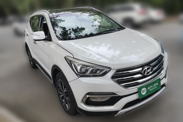 Used Hyundai Santa Fe 2017 2.0T Automatic Two-Wheel Drive Smart Version 7 Seats Front Right 45 Deg