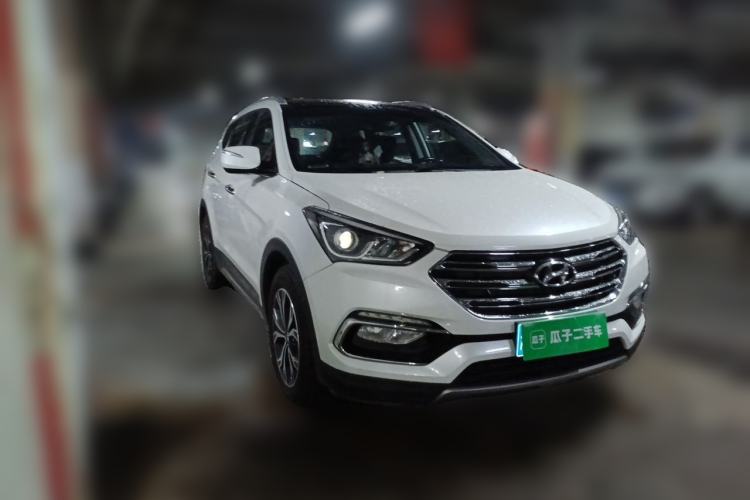 Used Hyundai Santa Fe 2017 2.0T Automatic Two-Wheel Drive Smart Version 7 Seats Front Right 45 Deg