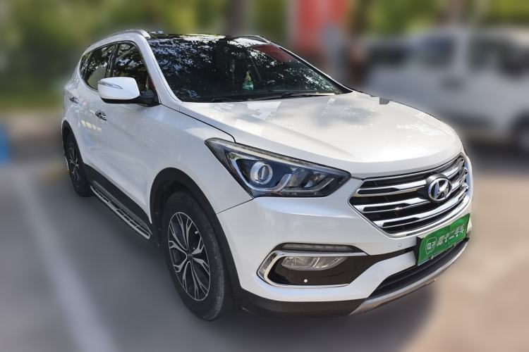 Used Hyundai Santa Fe 2017 2.0T Automatic Two-Wheel Drive Smart Version 7 Seats Front Right 45 Deg
