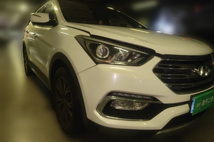 Used Hyundai Santa Fe 2017 2.0T Automatic All-Wheel Drive Smart 7-Seater Front Right 45 Deg