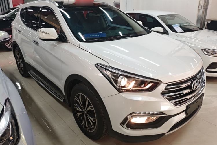 Used Hyundai Santa Fe 2017 2.0T Automatic All-Wheel Drive Smart 7-Seater Front Right 45 Deg