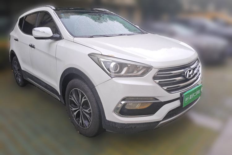 Used Hyundai Santa Fe 2017 2.4L Automatic Two-Wheel Drive Smart Version 5 Seats Front Right 45 Deg