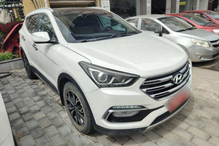 Used Hyundai Santa Fe 2017 2.0T Automatic All-Wheel Drive Smart 7-Seater Front Right 45 Deg