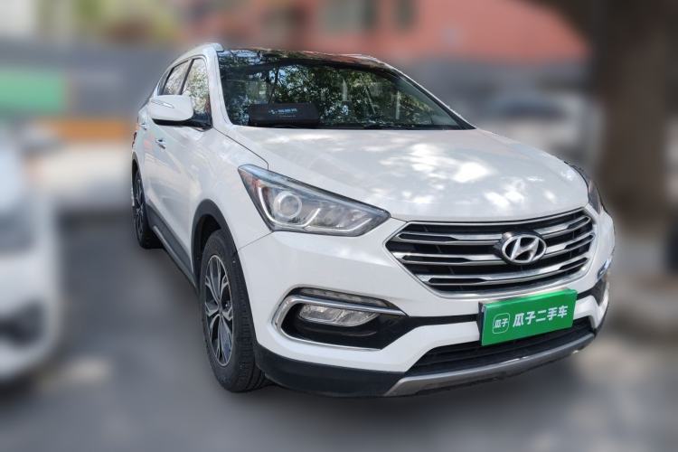 Used Hyundai Santa Fe 2017 2.0T Automatic Two-Wheel Drive Smart Version 7 Seats Front Right 45 Deg