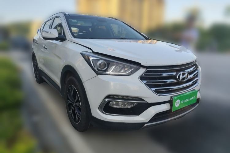Used Hyundai Santa Fe 2017 2.0T Automatic Two-Wheel Drive Smart Version 7 Seats Front Right 45 Deg