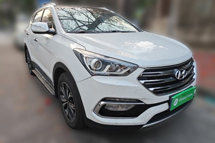 Used Hyundai Santa Fe 2017 2.0T Automatic All-Wheel Drive Smart 7-Seater Front Right 45 Deg