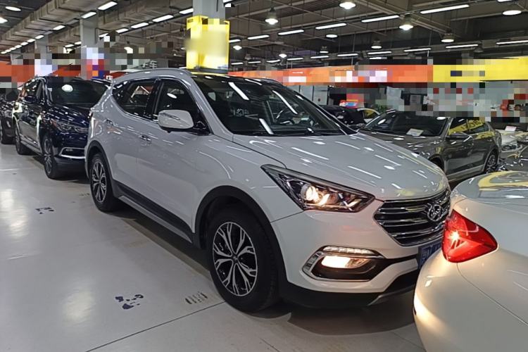 Used Hyundai Santa Fe 2017 2.0T Automatic All-Wheel Drive Smart 7-Seater Front Right 45 Deg
