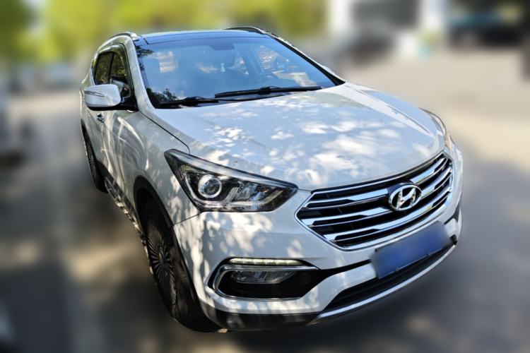 Used Hyundai Santa Fe 2017 2.0T Automatic Two-Wheel Drive Smart Version 7 Seats Front Right 45 Deg