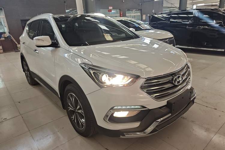 Used Hyundai Santa Fe 2017 2.0T Automatic All-Wheel Drive Smart 7-Seater Front Right 45 Deg